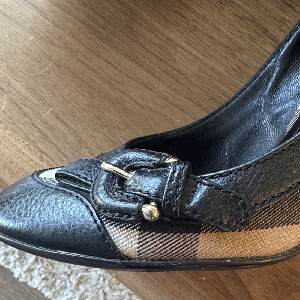 Authentic Burberry Classic Black and Tan Women's High Heel Pumps - Picture 2 of 15